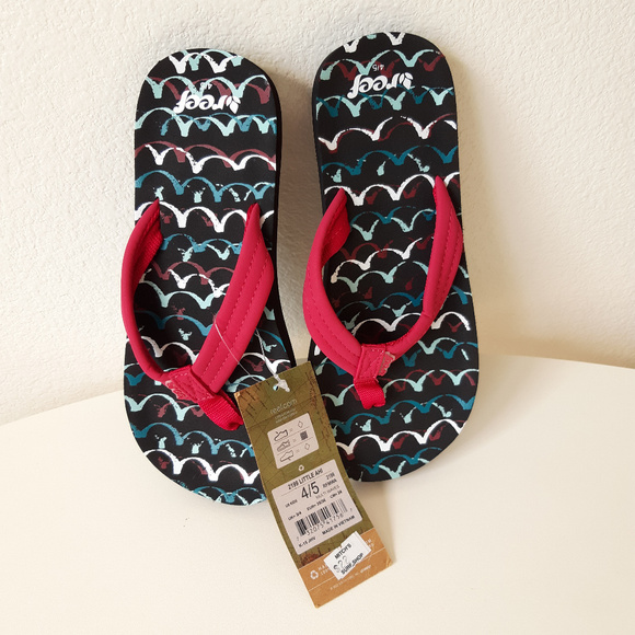 Reef Other - NWT Reef flip flops big kids sz 4/5